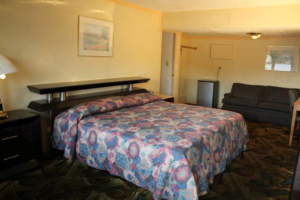 Presidential Inn And Suites 莱昂斯 外观 照片